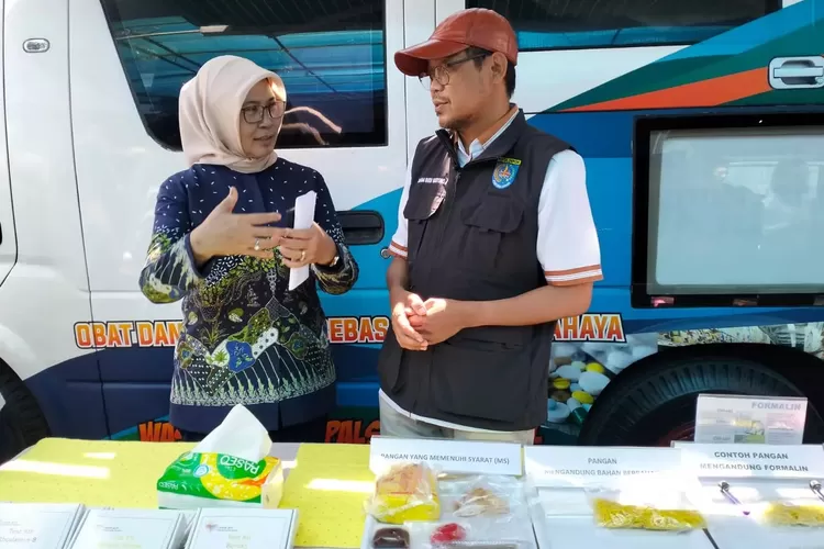 Wakil Walikota Depok, Imam Budi Hartono sedang bercengkrama usai melakukan pengawasan dan pengecekan makanan di Pasar Depok Jaya, Kamis (21/3). (PEMKOT DEPOK)