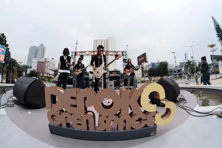 Sejumlah musisi dan seniman Kota Depok tampil memeriahkan acara peresmian Depok Open Space (DOS) yang berada di Jalan Margonda Raya Nomor 54, Kelurahan Pancoran Mas (Panmas) atau tepatnya di depan Balai Kota Depok.