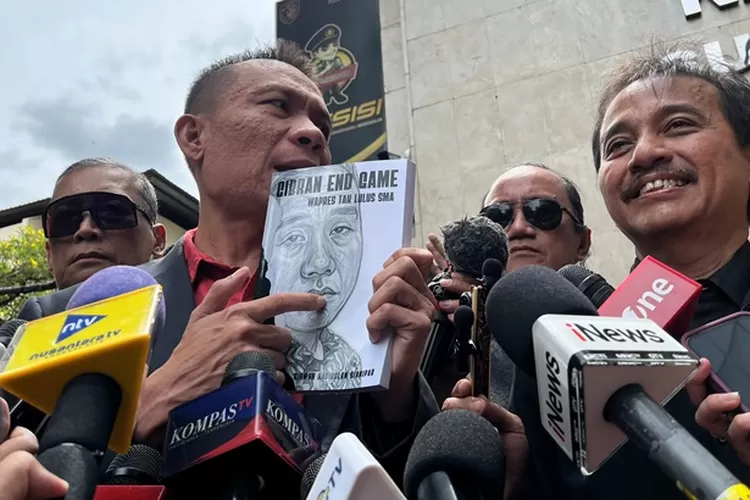 Tersangka tudingan ijazah palsu Presiden ke-7 RI Jokowi, Rismon Hasiholan Sianipar dan Roy Suryo saat memberikan keterangan kepada awak media./net 