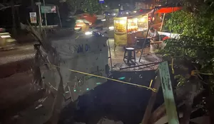 Pengendara Dilarang Melintas Simpang Merpati Depok! Jalan Amblas Setinggi 1 Meter