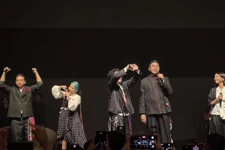 Lima musisi Indonesia yakni Kunto Aji, Idgitaf, Dere, Tulus dan Sal Priadi saat menggelar Tur SAMA SAMA di Eldorado Dome, Kota Bandung, Jawa Barat, Minggu (4/5/2025).  (ANTARA/Rubby Jovan)