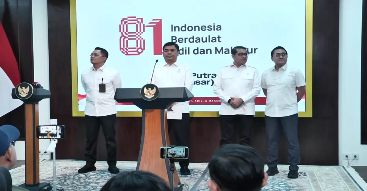 Wakil Menteri Sekretaris Negara (Wamensesneg) Juri Ardiantoro menyampaikan ucapan selamat kepada Fajar Novario atas terpilihnya karya tersebut sebagai logo resmi HUT ke-81 Kemerdekaan RI. (Kalimantansatu.com/Dok. Bakom RI)