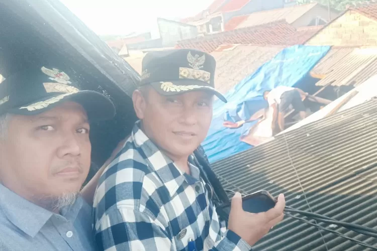 Camat Cipayung Hasan Nurdin dan Lurah Pondok Jaya Denny Ferdian melakukan pengecekan ke korban rumah atap roboh, di Jalan Raden Sungging RT4/1, Kelurahan Pondok Jaya, Cipayung, Kota Depok, Selasa (28/5). (AGNESYA/RADARDEPOK)