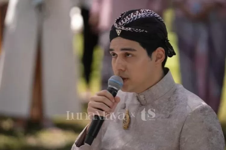 Aktor kenamaan Indonesia, Maxime Bouttier dalam prosesi siraman jelang pernikahan dengan Luna Maya. (YouTube.com / Luna Maya)