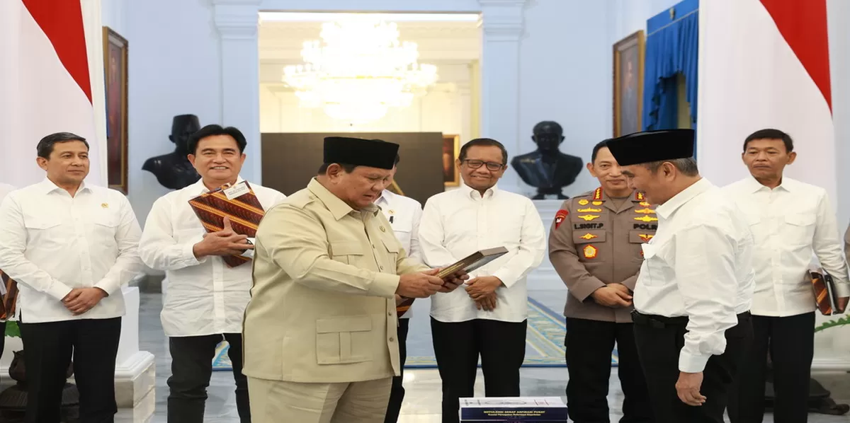 Ketua Komisi Percepatan Reformasi Polri (KPRP), Jimly Asshiddiqie, bersama Menteri Koordinator Bidang Hukum, Hak Asasi Manusia, Imigrasi, dan Pemasyarakatan, Yusril Ihza Mahendra, menyampaikan hasil kerja komisi kepada Presiden RI, Prabowo Subianto, di Istana Negara, Jakarta, Selasa (5/5/2026). (Kalimantansatu.com/Dok. Bakom RI)