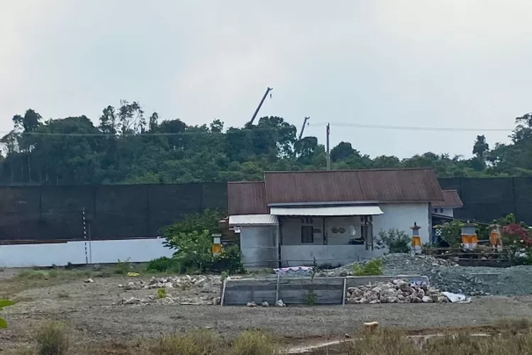 Guna meminimalisir debu di areal jalan hauling dan areal aktivitas alat berat, PT Vale Indonesia Tbk memasang jaring penghalang debu.  Ket: rumah warga di sekitar areal jalan hauling yang telah dipasangi dust net (penghalang debu) (Metrosulteng)