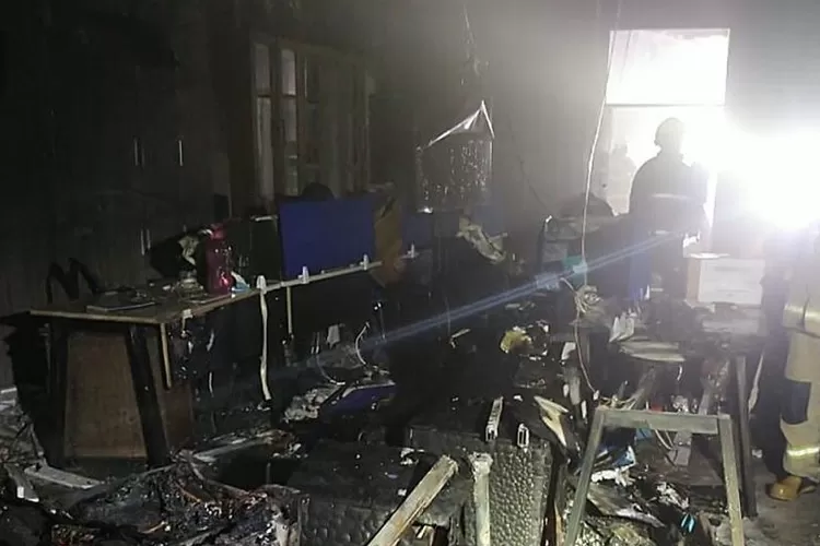 Api hanguskan 20% Gedung Humas ATR/BPN. Puslabfor selidiki penyebab kebakaran, dugaan awal akibat korsleting listrik. (Net / HukamaNews.com)