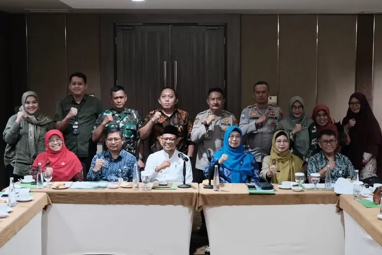   Wakil Walikota Depok Imam Budi Hartono (Dua dari kiri di depan) saat memimpin Rapat Koordinasi (Rakor) Tim Koordinasi (Tikor) Bantuan Sosial (Bansos) Tahun 2024 di Hotel Santika, Jumat (13/12/24). (ISTIMEWA)