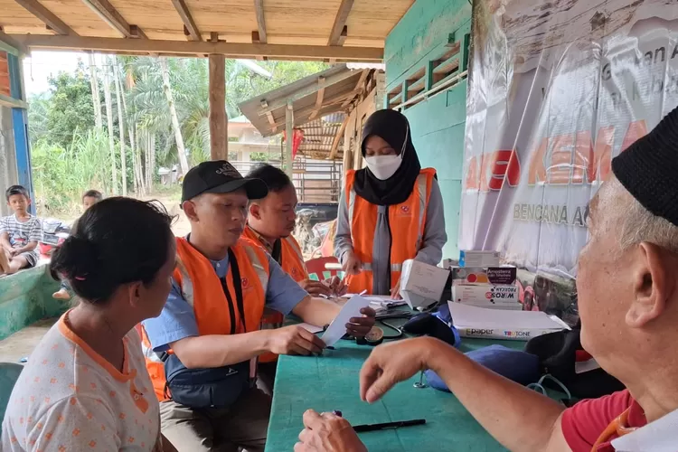 relawan Gerakan Anak Negeri (GAN) yang berkolaborasi dengan Pemerintah Kabupaten Sukabumi, menembus ujung wilayah Kabupaten Tapanuli Selatan, Minggu (7/12/2025). (WAHYU/RADAR SUKABUMI)