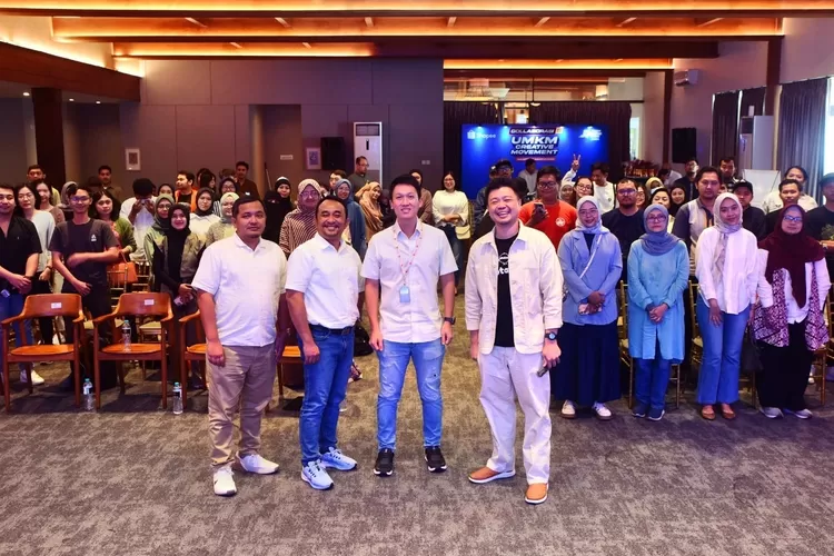 Director of Business Partnership Shopee Indonesia, Daniel Minardi (kiri) dan SVP &ndash; Marketing Group Head JNE, Eri Palgunadi (kanan) bertukar plakat pada acara JNE Gollaborasi UMKM Creative Movement. (DOK JNE)