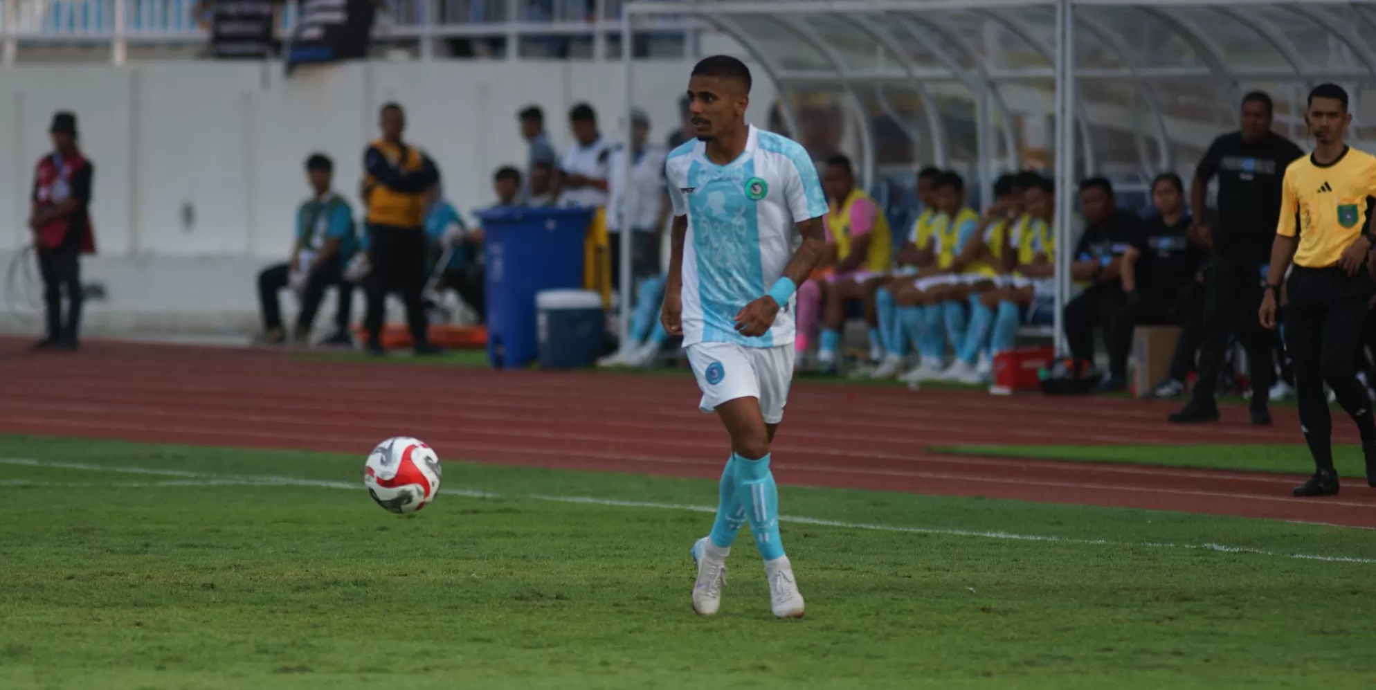 Pemain PSBS Biak saat mencoba melakukan serangkan ke gawang Arema Malang, pada laga pembuka BRI Super League antara Arema Malang menjamu PSBS Biak, Kanjuruhan Malang, Seniin (11/8).  (DOK PSBS BIAK)