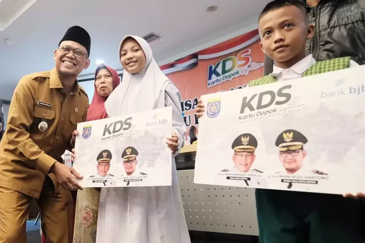Wakil Walikota Depok, Imam Budi Hartono secara simbolis menyerahkan beasiswa KDS Jenjang SD dan MI, di Aula Serbaguna BJB Cabang Kota Depok, Senin (12/8). (PEMKOT DEPOK)