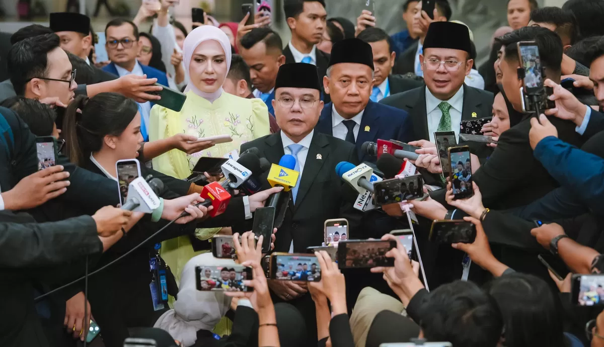 Sufmi Dasco Ahmad memberikan keterangan kepada awak media terkait penanganan gempa NTT. Sejumlah wartawan mengerumuni Dasco dalam sesi doorstop. (KabarSatu.id/ dok. DPR RI)