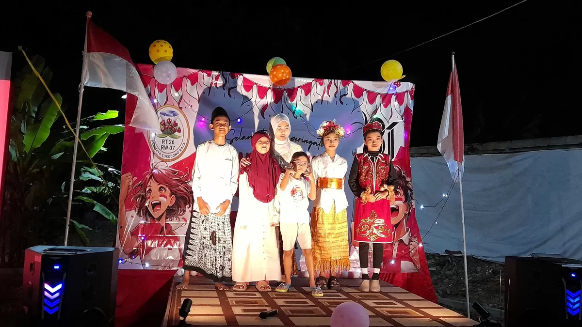 Para pengisi acara Malam Ttrakatan foto bersama diatas panggung (Ike Susanti)