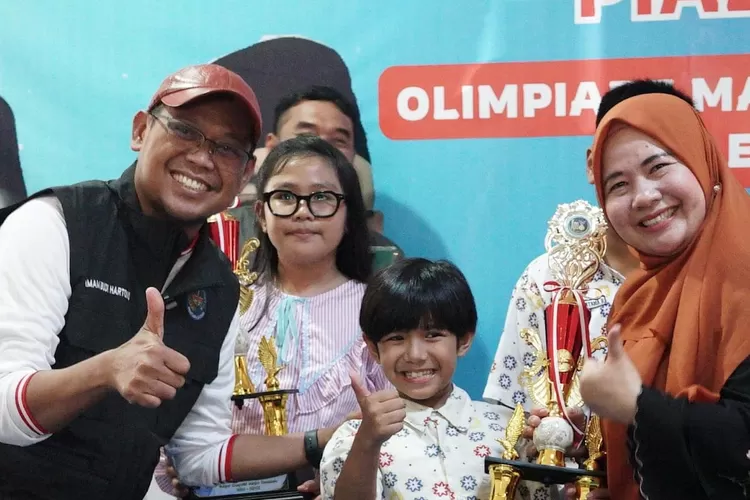 Wakil Walikota Depok, Imam Budi Hartono (kiri), menyerahkan trofi kepada pemenang lomba GKPN Piala Walikota Depok 2024.  (Junior/Radar Depok)