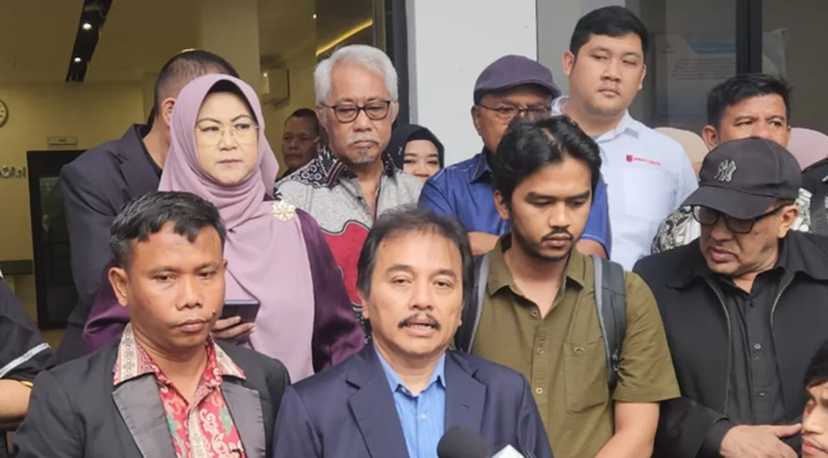 Roy Suryo CS saat memberikan keterangan pres, beberapa waktu lalu./net