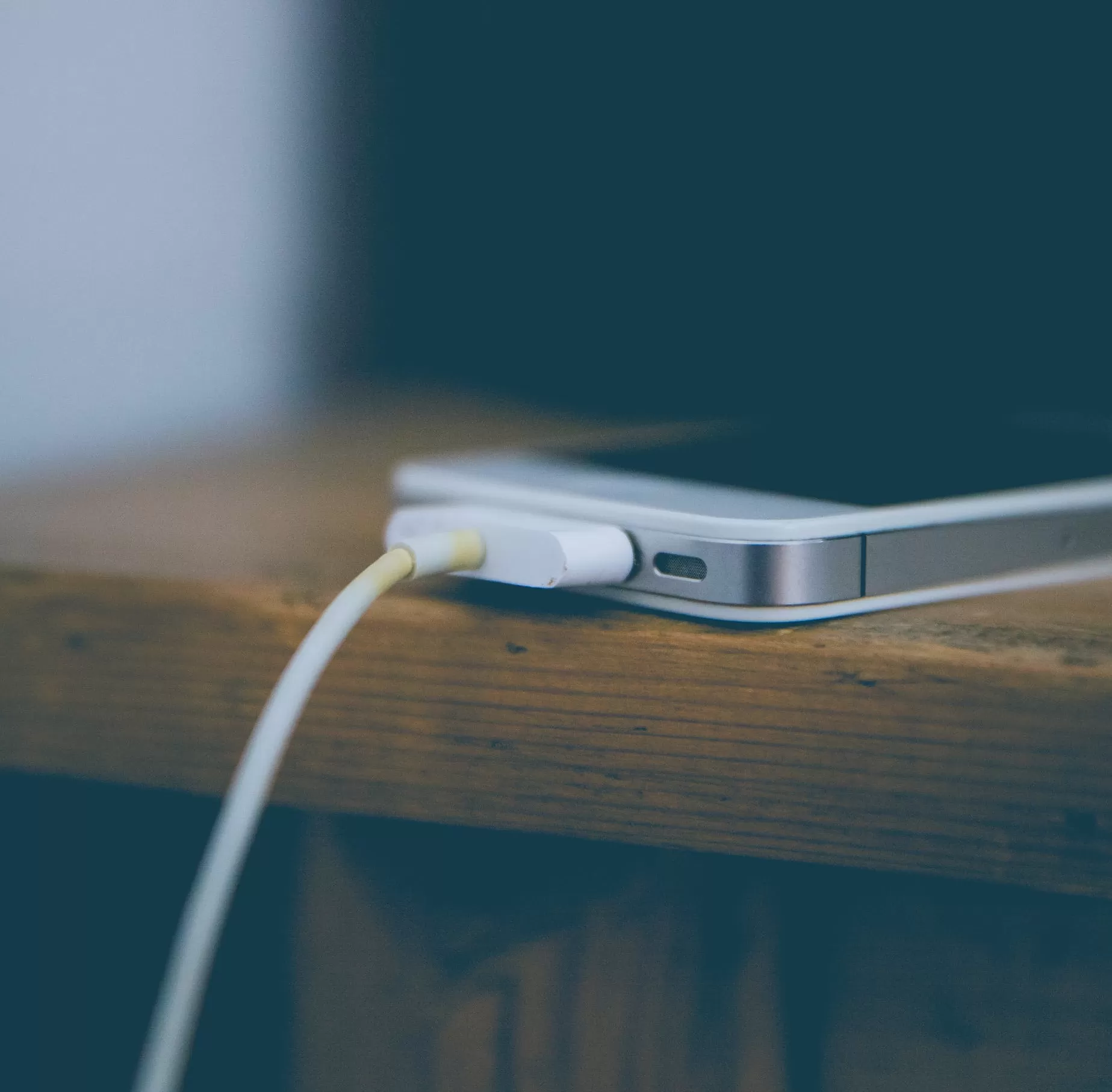 Ilustrasi iPhone sedang di-charge. (Pexels / Markus Spiske)