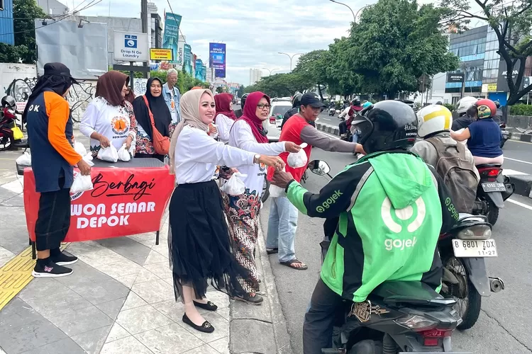 Kegiatan bakti sosial berbagi takjil Paguyuban Wong Semarang (Pawon) di depan sotoku jalan Kuningan margonda, Kelurahan Kemiri Muka, Kecamatan Beji, Rabu (19/3). (RISKY DWI LESTARI/RADAR DEPOK)