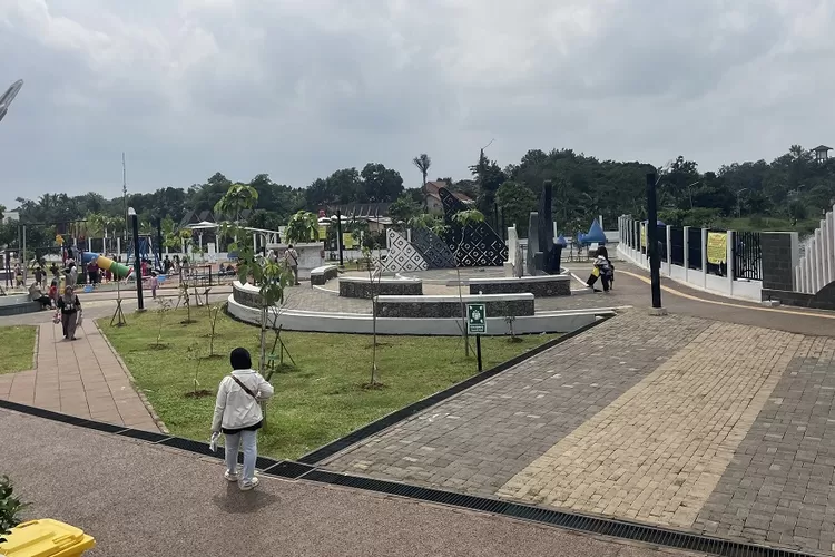 Aktivitas pengunjung sedang asik bermain di Alun-alun Barat, di Jalan Setu Tujuh Muara, RT1/9, Bojongsari, Kota Depok, Jawa Barat, Minggu (22/12). (RISKY DWI LESTARI/RADAR DEPOK)