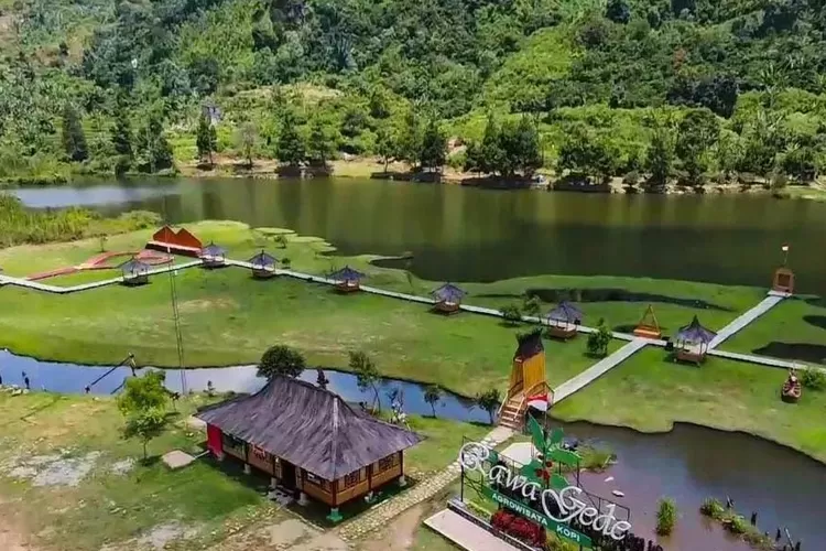 Pemandangannya gokil banget. Inilah tempat wisata sekaligus tempat camping yang ada di Situ Rawa Gede. (Instagram.com/@situgede.id)