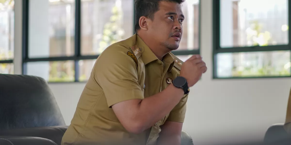 Gubernur Sumut Bobby Nasution melaksanakan sesi Zoom Meeting Bersama Ketua Dewan Ekonomi Nasional (DEN) Luhut Binsar Pandjaitan, yang membahas Perumusan Ekosistem Pertanian Berbasis Artificial Inteligence, dari kediaman pribadinya di Komplek Tasbih, Medan, Senin (23/2/2026).