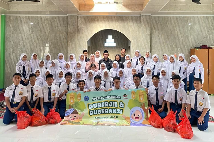 Osis SMPN 26 Depok membagikan paket sembako kepada Mustahiq dalam acara Duberaksi 2025. (ANDIKA EKA/RADAR DEPOK)