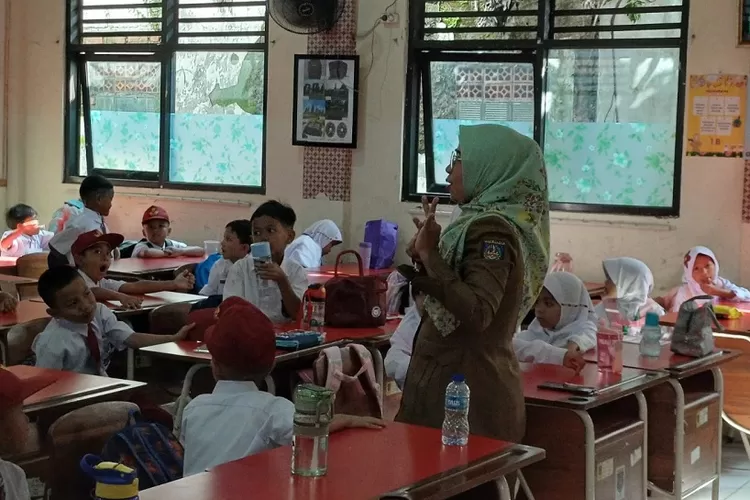 Guru yang sedang mengajar di SDN Depok Jaya 1, yang terletak di Jalan Nusantara, Kelurahan Depok Jaya, Kecamatan Pancoranmas. (ANDIKA EKA/RADAR DEPOK)