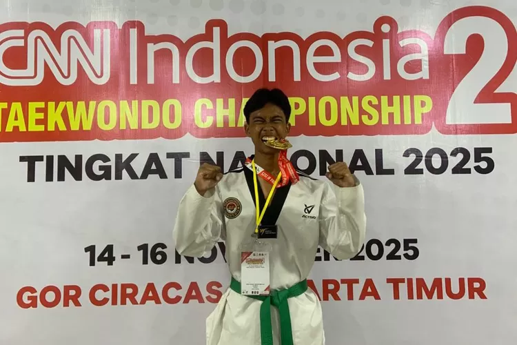 Wira Sandi siswa kelas XII-7 MAN 1 Bogor Bogor Raih Medali Emas Kejuaraan Taekwondo Championship 2025 yang diselenggarakan pada 14-16 November 2025 di GOR Ciracas, Jakarta Timur. (ANDIKA EKA/RADAR DEPOK)