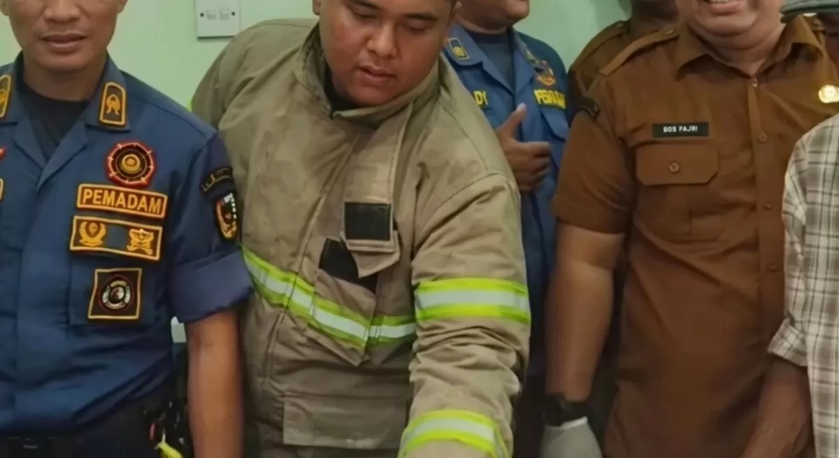 Tim Damkar Pekanbaru saat melepas cincin yang menjerat alat kelamin seorang pria.