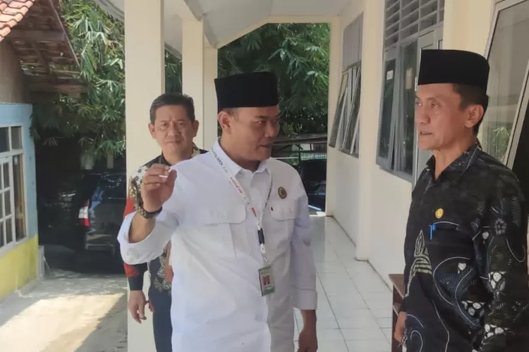 Kepala Kantor Kemenag Kota Depok, Enjat Mujiat (kiri), meninjau langsung Gedung MIN 1 Kota Depok, yang terletak di Jalan Ketapang, Kelurahan Baktijaya, Kecamatan Sukmajaya. (Kemenag Depok)