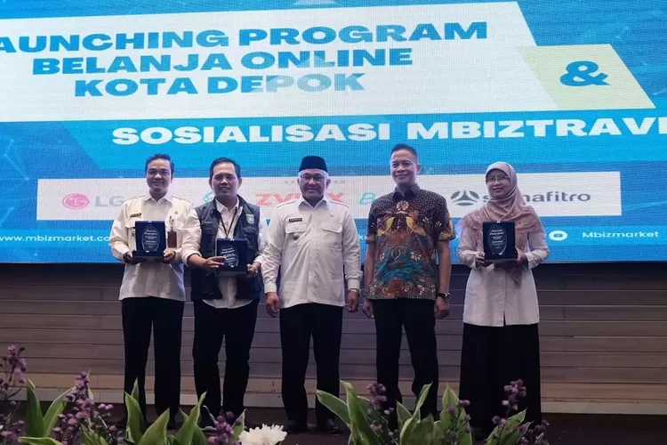 Walikota Depok, Mohammad Idris (tengah) bersama Kepala DKUM Dede Hidayat, Kepala Dinkes Mary Liziawati, dan Camat Cimanggis dapat penghargaan dari Mbizmarker karena telah menerapkan transaksi belanja online pada toko daring LKPP Mbizmarket. (PEMKOT DEPOK)