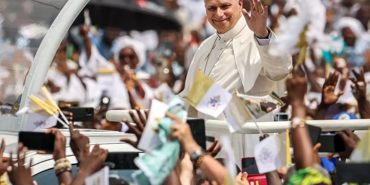Paus Leo XIV melambaikan tangan kepada kerumunan dari dalam mobil kepausan saat tiba untuk memimpin Misa Kudus di area depan Stadion Japoma di Douala pada hari kelima dari perjalanan apostolik 11 hari ke Afrika, pada 17 April 2026. (Foto oleh Daniel Beloumou Olomo / AFP)
