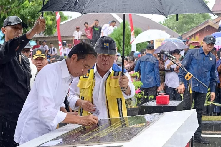 Presiden Jokowi didampingi Menteri PUPR Basuki Hadimuljono meresmikan perbaikan 15 ruas jalan sepanjang 147 km yang ditangani dengan Inpres Jalan Daerah (IJD) dengan biaya sebesar Rp330 M yang tersebar di 9 Kabupaten di Provinsi Sulawesi Tengah (Su