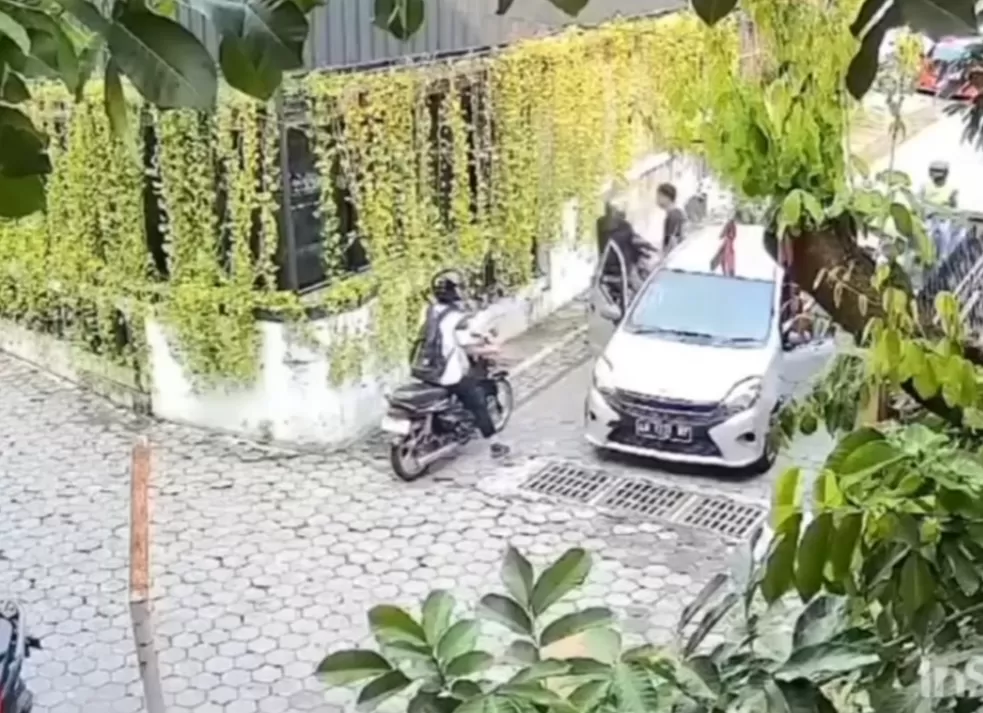 Tangkapan layar peristiwa pemukulan dan pelemparan kunci motor (Instagram)