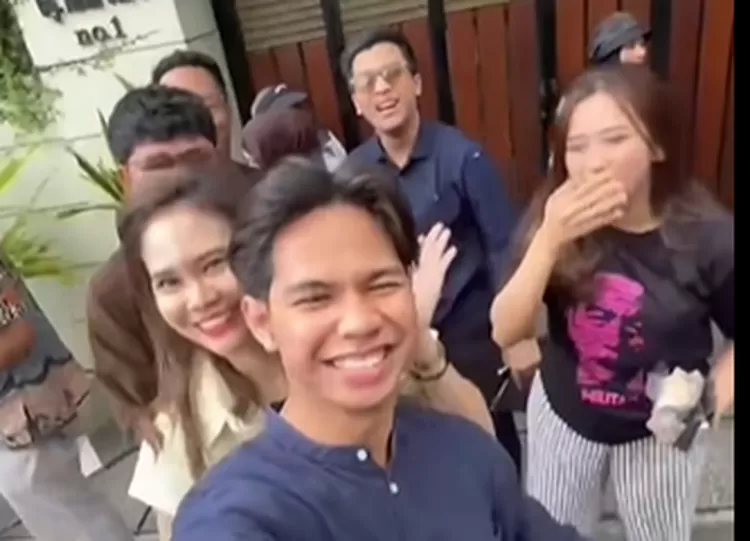 Viral Konten Pemuda Joged Mas Bahlil Ganteng Di Halaman Rumah Jokowi