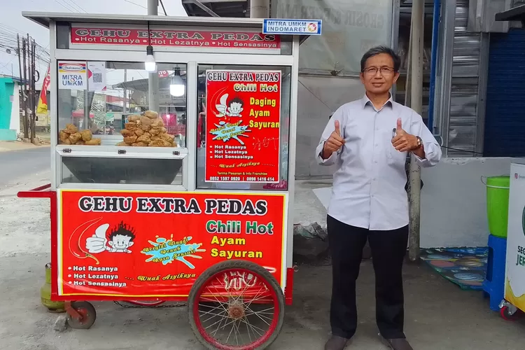 Darno M. Imron, bersama gerai Gehu Extra Pedas Chili Hot yang ada di Indomaret, Depok.