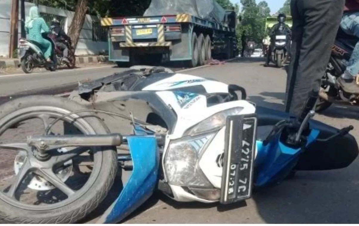 Senggolan Motor, Pengendara Wanita Tewas Terlindas Truk Di Tangerang ...