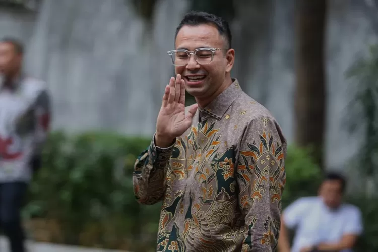Artis Raffi Ahmad menyapa wartawan setibanya di kediaman Presiden Terpilih Prabowo Subianto di Jalan Kertanegara, Jakarta Selatan, Selasa (15/10/2024). (Dery Ridwansah/ JawaPos.com)