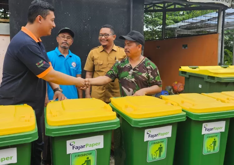 Fajar Paper serahkan 190 Unit tempat sampah ke 10 Desa di Kabupaten Bekasi dengan mendukung program Kampung Iklim. (FOTO: Humas Fajar Paper)