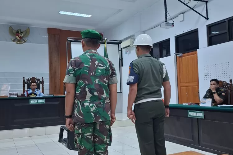 Oditur Militer mendakwa Terdakwa dengan Pasal 76c jo Pasal 80 Ayat (3) Undang-Undang Nomor 35 Tahun 2014 tentang Perubahan atas Undang-Undang Nomor 23 Tahun 2002 tentang Perlindungan Anak dengan ancaman pidana penjara paling lama 15 tahun dan/atau denda Rp 3 miliar.