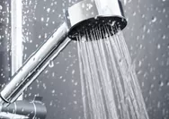Mudah dan Praktis! Ini 4 Cara Perbaiki Shower Tersumbat agar Airnya Kembali Deras