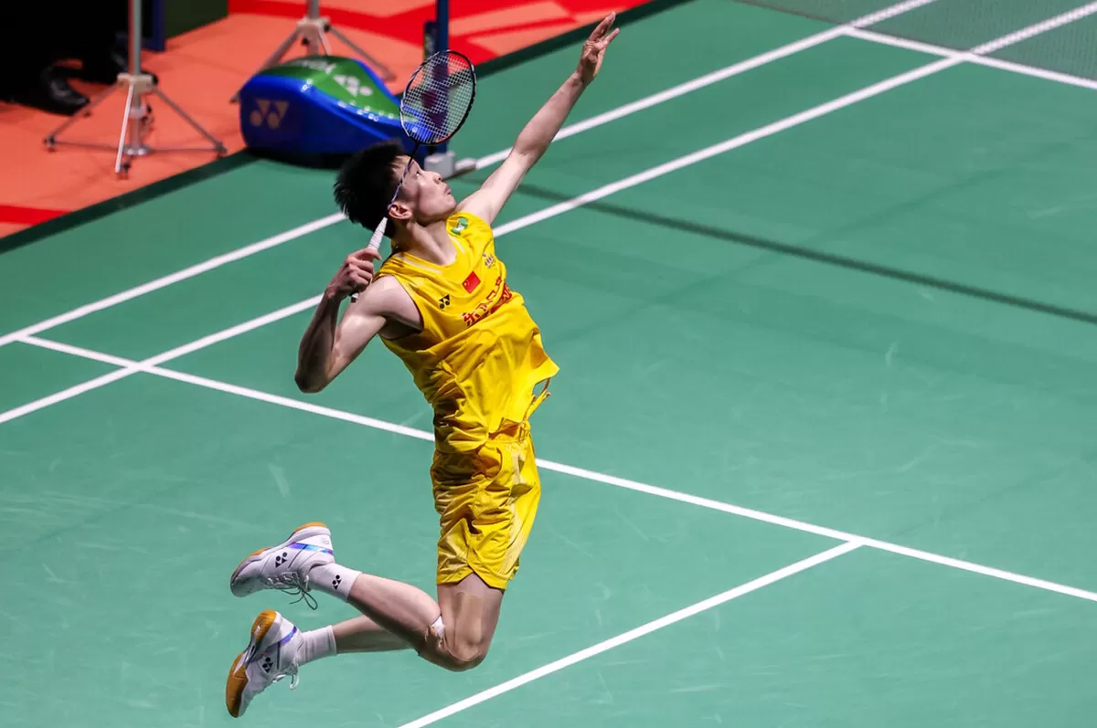 Aksi tunggal putra China Li Si Feng dalam partai final Malaysia Masters 2026 di Axiata Arena, Kuala Lumpur, Minggu, 24 Mei. Ia raih gelar usai kandaskan pemain muda Thailand Panitchaphon Teeraratsakul (bwfbadminton)