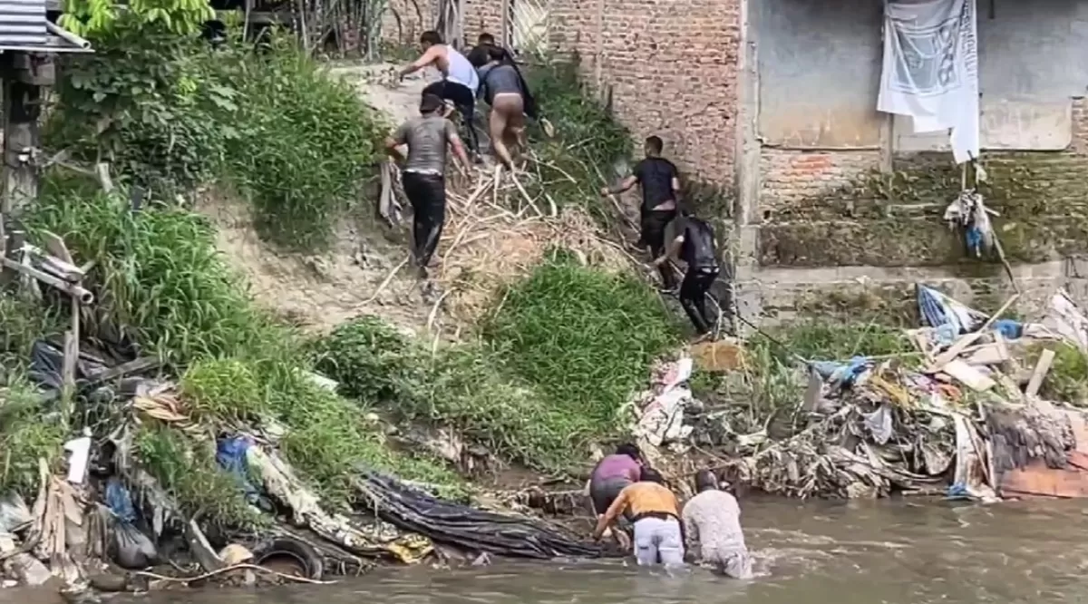 Tim Satresnarkoba Polrestabes Medan menggiring pelaku terlibat narkoba kabur dengan menceburkan diri ke sungai. (Foto: tangkapam layar video)