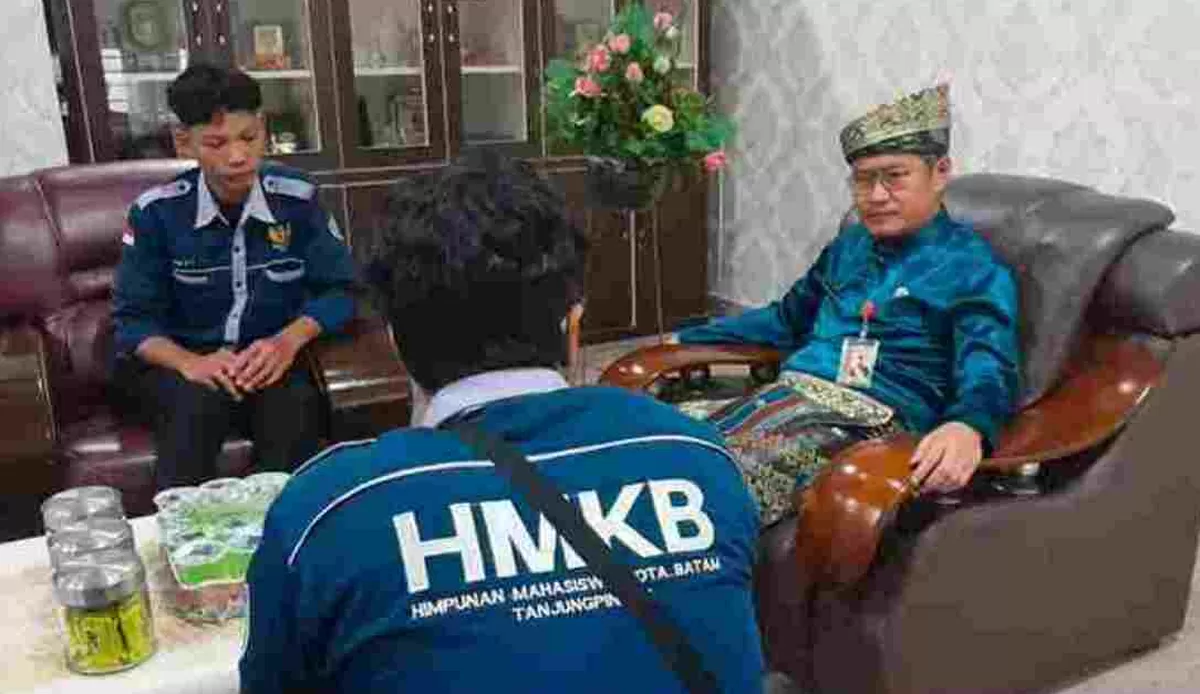 Sekda Kota Tanjungpinang, Zulhidayat saat menerima audensi HMKB akan menggelar Festival Madani tingkat SMP dan SMA se Tanjungpinang. (Foto:Diskominfo anjungpinang).