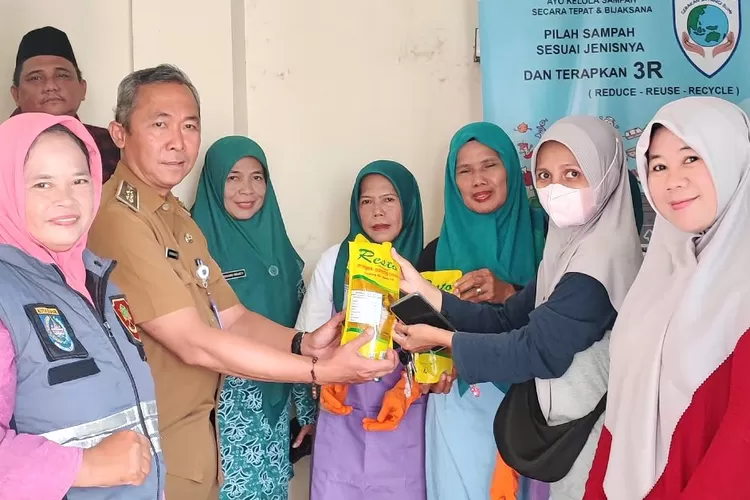 Lurah Mampang, Darmawansyah (seragam coklat khaki) saat memonitoring langsung pengumpulan minyak jelantah (Mijel) di kantor Kelurahan Mampang, Kecamatan Pancoranmas, Senin (24/11). (RISKY DWI LESTARI/RADAR DEPOK)