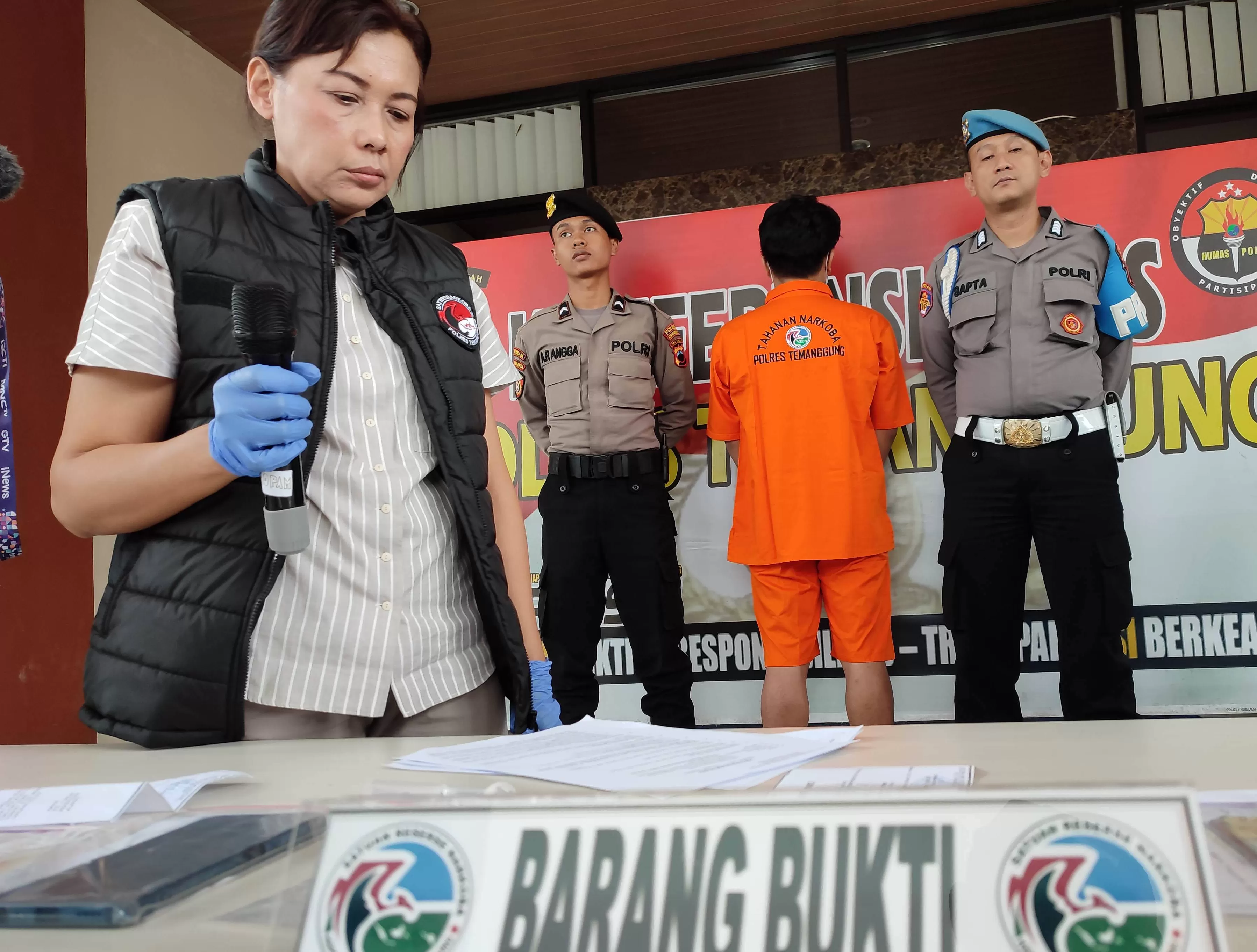  Tersangka bersama barang bukti penjualan Yarindo (foto: Zaini arrosid)