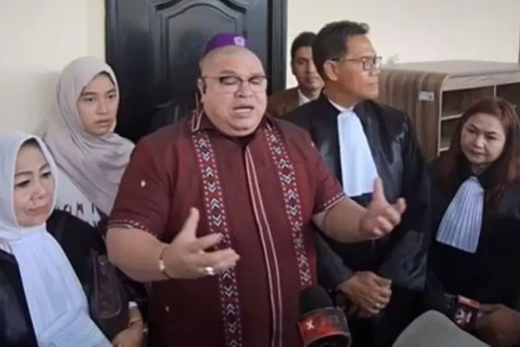 Razman Arif Nasution saat memberi keterangan pers atas kasus Vadel Badjideh. (instagram.com/razmannasution71)