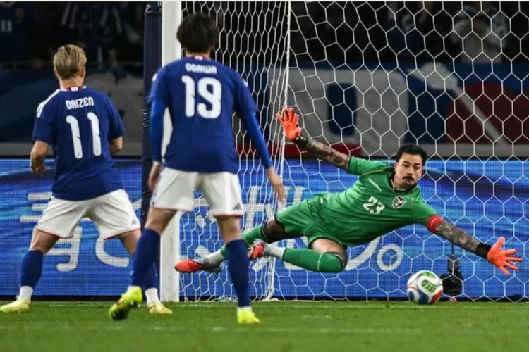 Kiper Bolivia Guillermo Viscarra gagal menyelamatkan tembakan pemain Jepang Daichi Kamada yang mencetak gol pertama timnya (Foto: Arabnews, AFP/X)