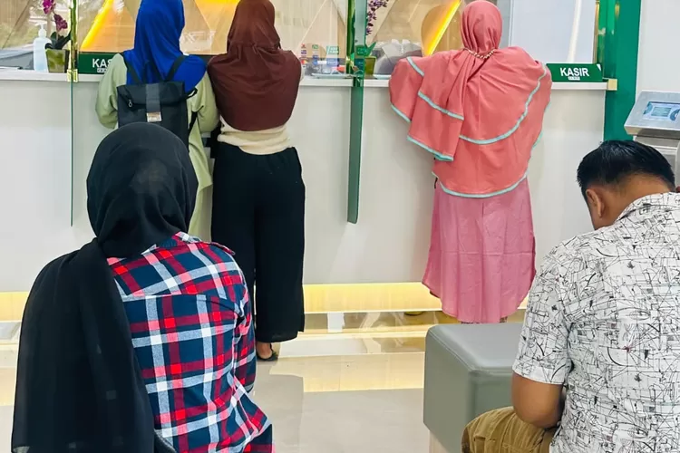 Pegadaian ramai diserbu oleh masyarakat setelah libur Hari Raya Idul Fitri (YantiKetikPos.com)