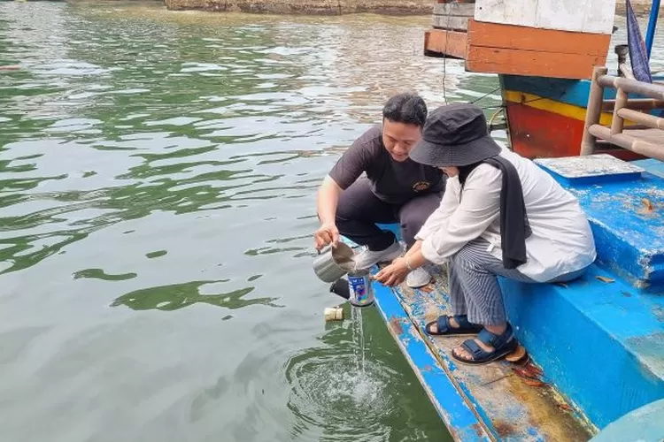 Pengambilan sampel air permukaan di Pulau Onrust, Kepulauan Seribu, Jakarta, Sabtu (22/2) Antara  (Elizabeth Widowati )